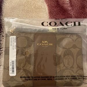 Women’s wristlet wallet